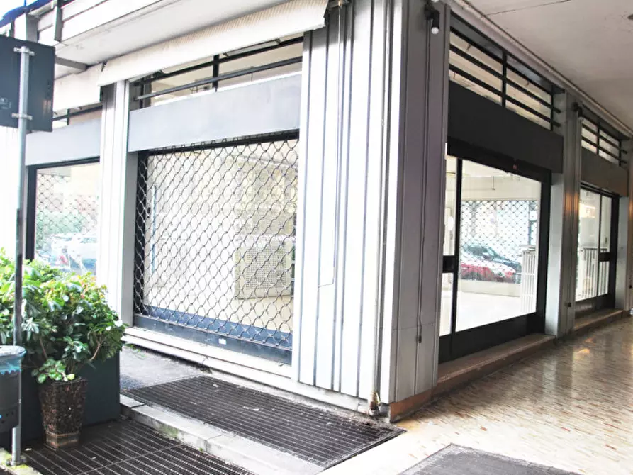 Immagine 1 di Negozio in vendita  in via Dei Martiri n. 4 a Rho