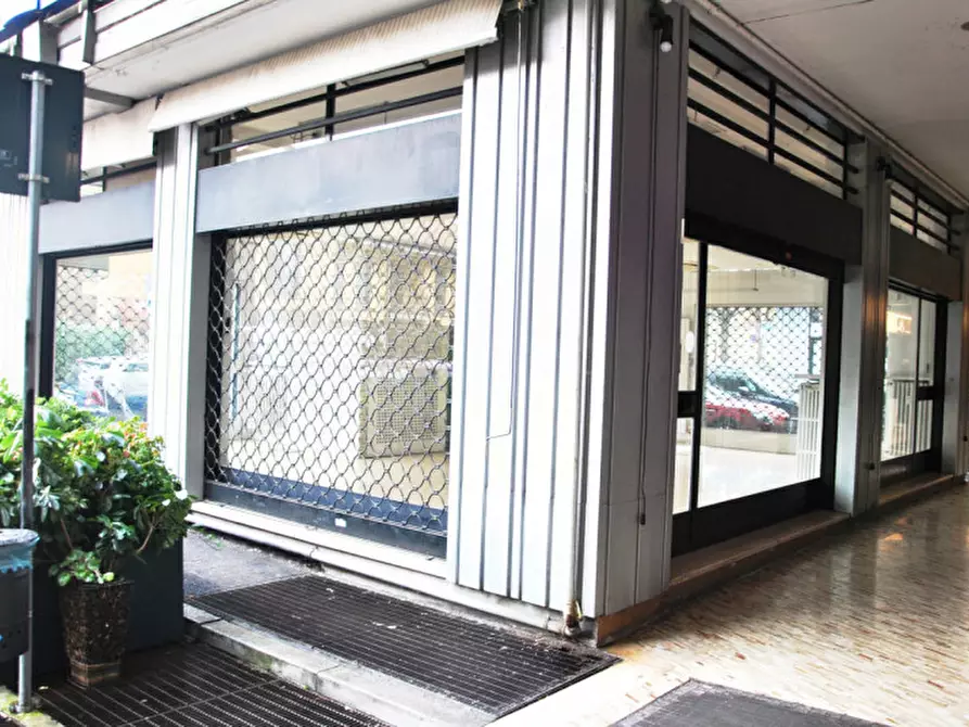 Immagine 2 di Negozio in vendita  in via Dei Martiri n. 4 a Rho