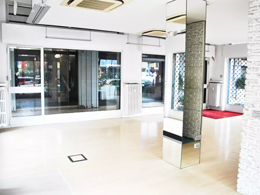 Immagine 3 di Negozio in vendita  in via Dei Martiri n. 4 a Rho