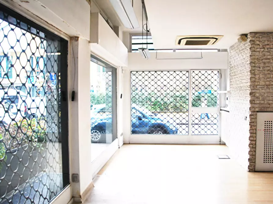 Immagine 6 di Negozio in vendita  in via Dei Martiri n. 4 a Rho