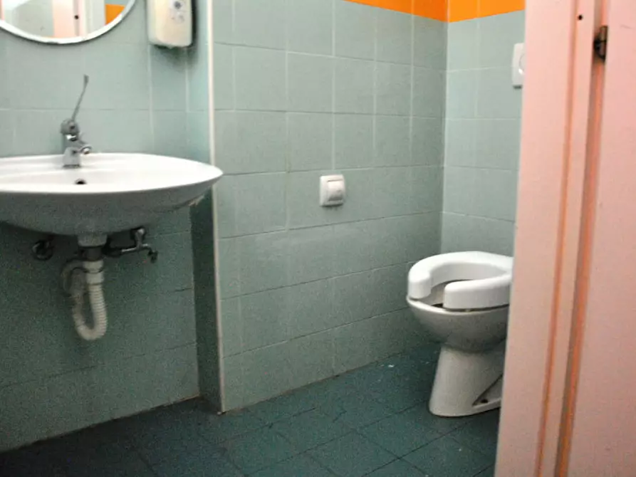 Immagine 8 di Negozio in vendita  in via Dei Martiri n. 4 a Rho