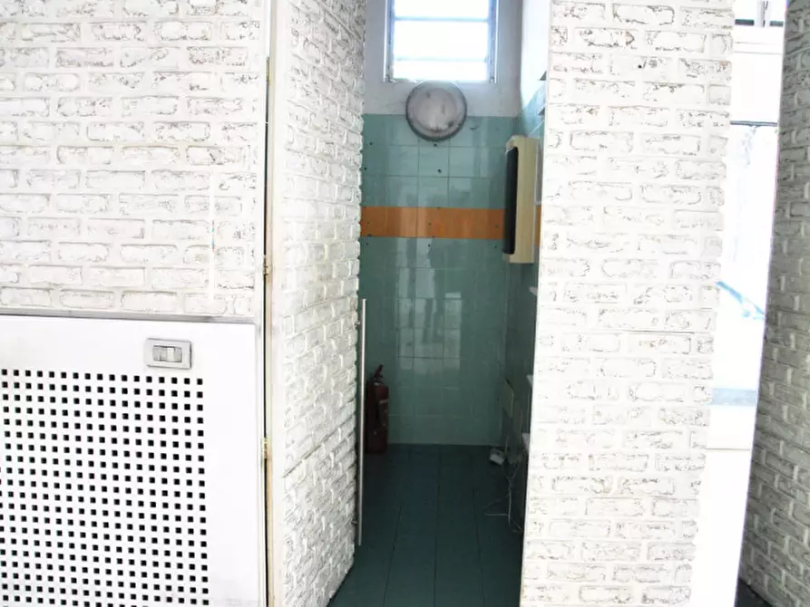 Immagine 9 di Negozio in vendita  in via Dei Martiri n. 4 a Rho