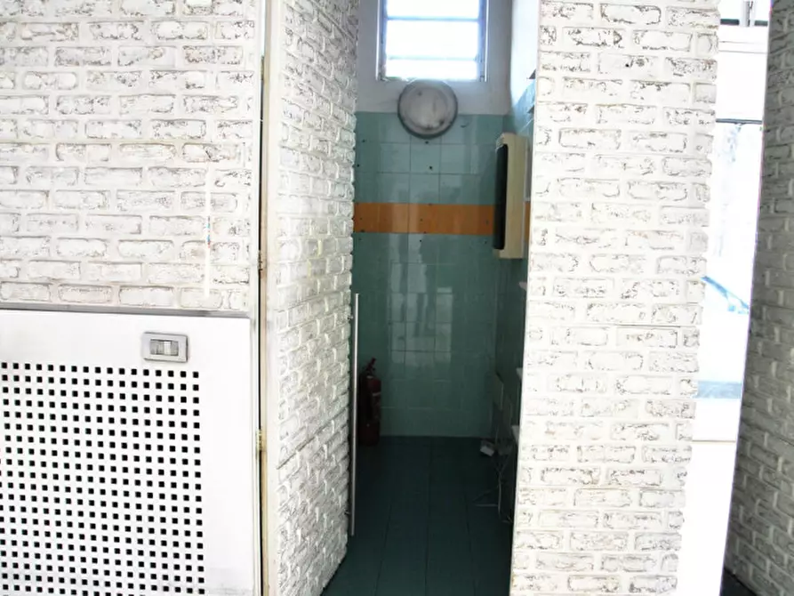 Immagine 10 di Negozio in vendita  in via Dei Martiri n. 4 a Rho
