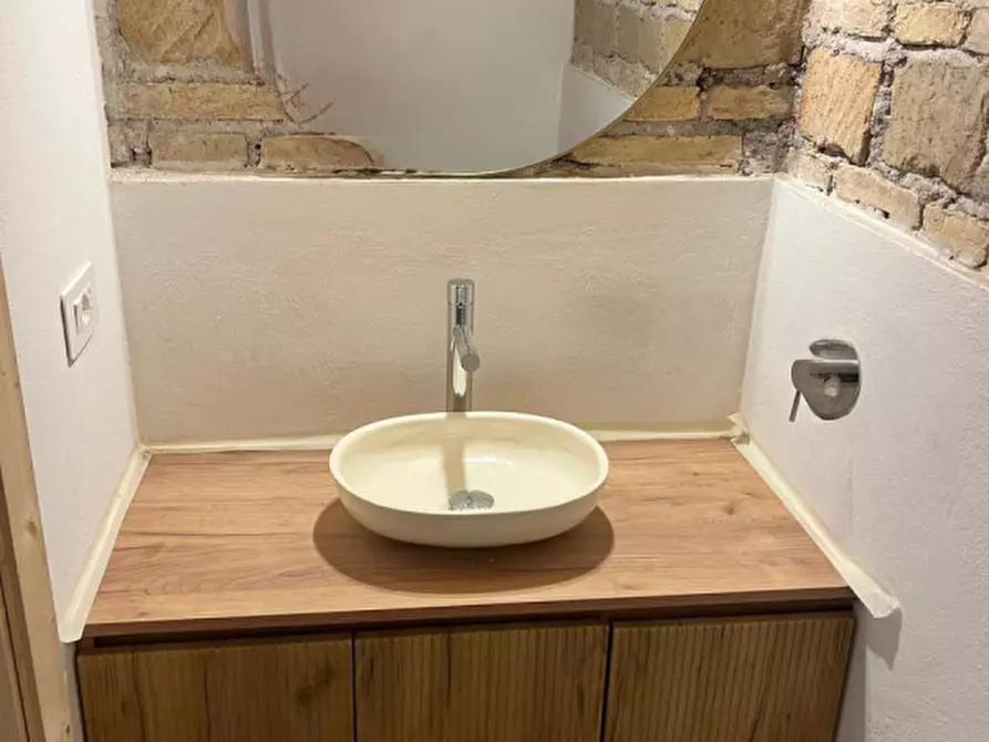 Immagine 2 di Negozio in affitto  in Via Clementina a Roma