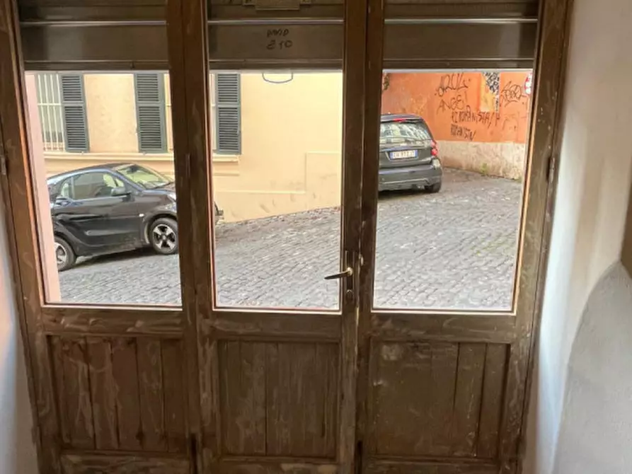 Immagine 4 di Negozio in affitto  in Via Clementina a Roma