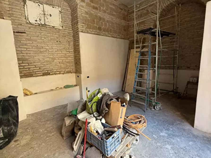Immagine 6 di Negozio in affitto  in Via Clementina a Roma
