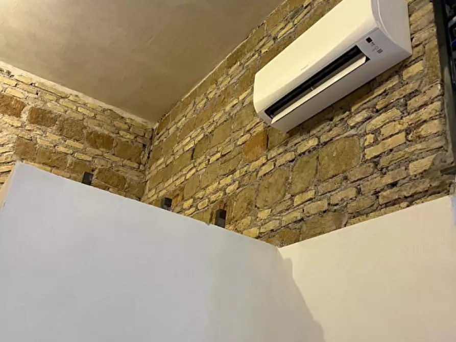 Immagine 8 di Negozio in affitto  in Via Clementina a Roma