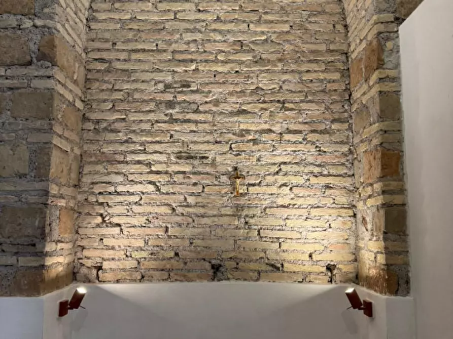 Immagine 10 di Negozio in affitto  in Via Clementina a Roma