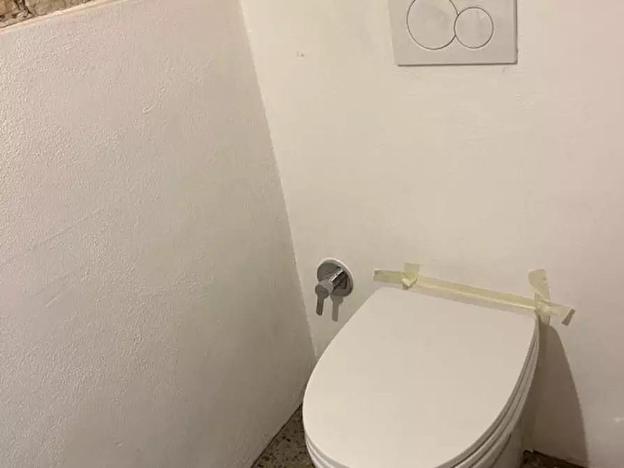 Immagine 11 di Negozio in affitto  in Via Clementina a Roma