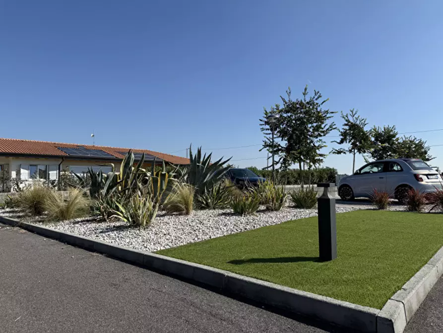 Immagine 1 di Villa in vendita  in Via Scuderlando a Castel D'azzano