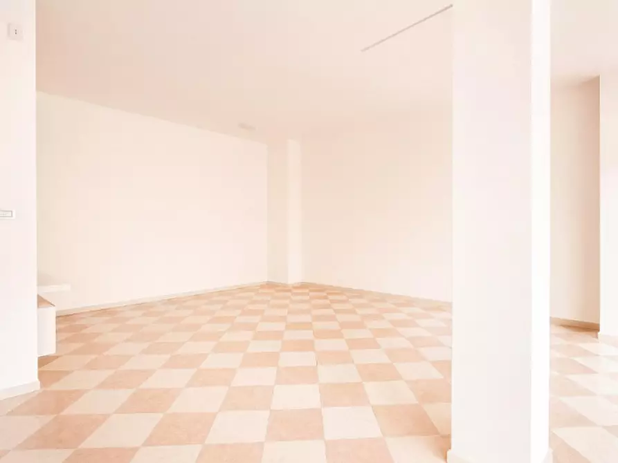 Immagine 2 di Negozio in affitto  a Abano Terme