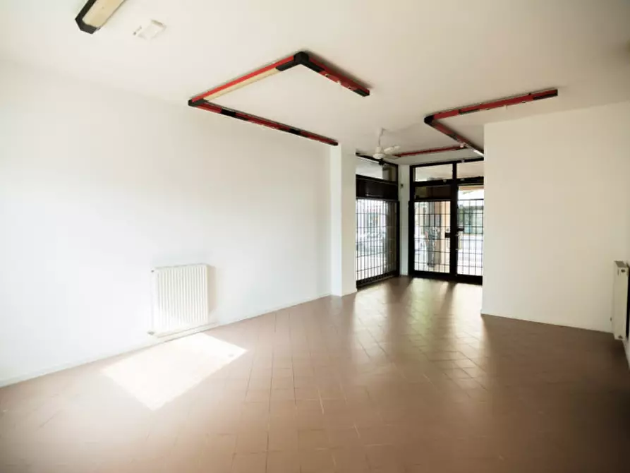 Immagine 1 di Negozio in vendita  in via dell'ippodromo a Padova