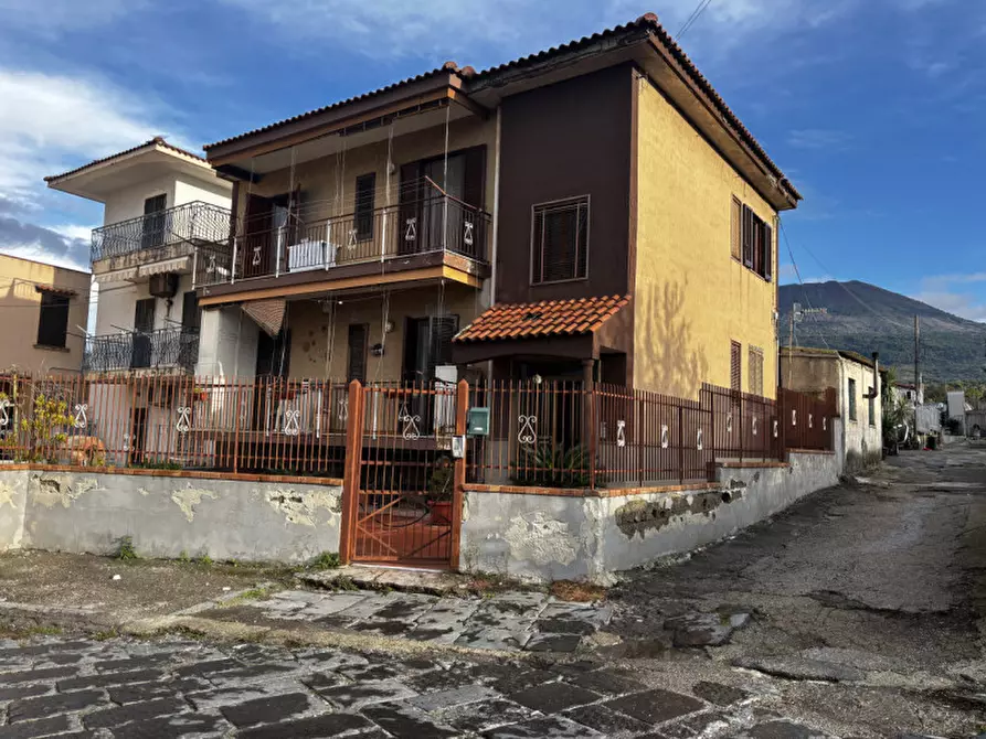 Immagine 1 di Villa in vendita  in VIA DEL LAVORO N°8 a Torre Del Greco