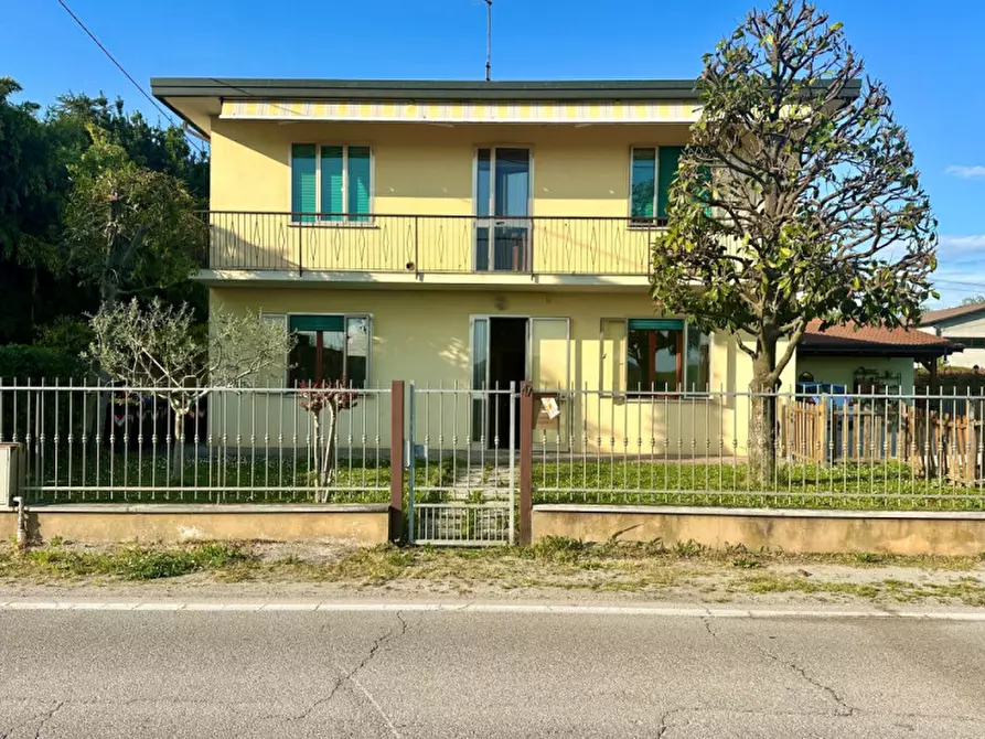 Immagine 2 di Casa trifamiliare in vendita  in Via Sottomarina a Abano Terme