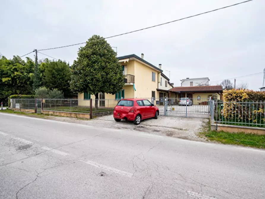 Immagine 7 di Casa trifamiliare in vendita  in Via Sottomarina a Abano Terme