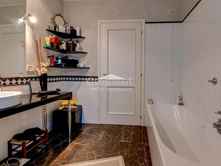 Immagine 19 di Appartamento in vendita  in Via Giovanni Pascoli a Desenzano Del Garda