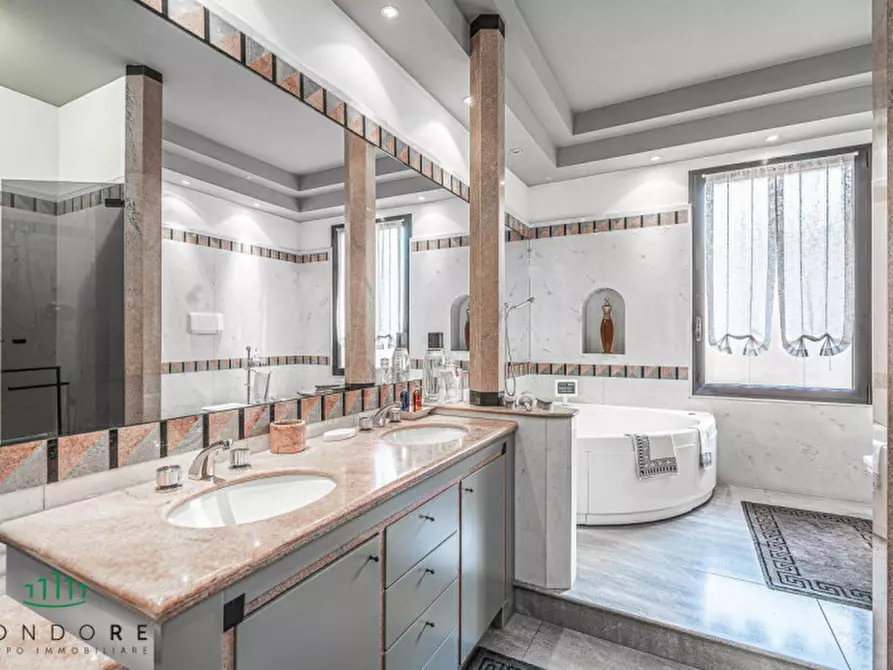 Immagine 41 di Appartamento in vendita  in via galliera a Bologna