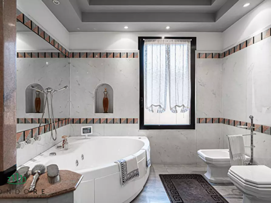 Immagine 42 di Appartamento in vendita  in via galliera a Bologna