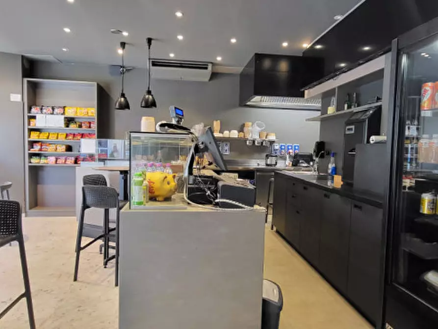 Immagine 1 di Negozio in vendita  in Piazza Walther a Bolzano