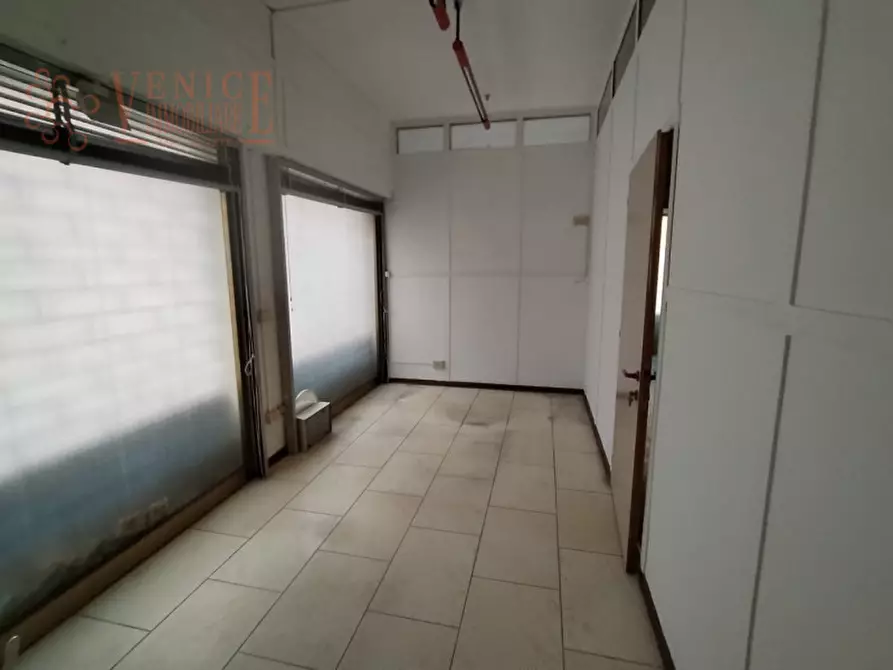 Immagine 5 di Negozio in vendita  a Venezia