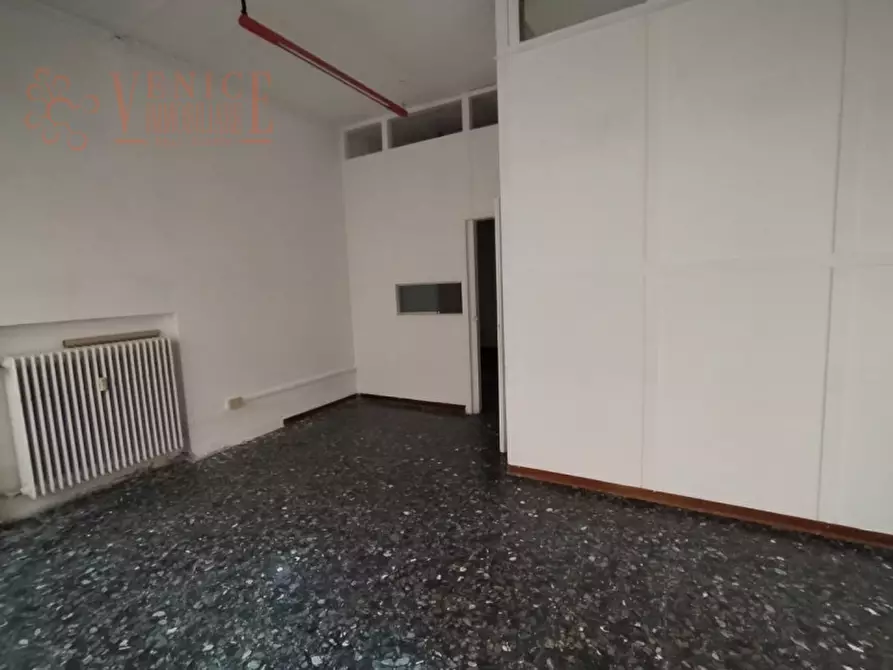 Immagine 6 di Negozio in vendita  a Venezia