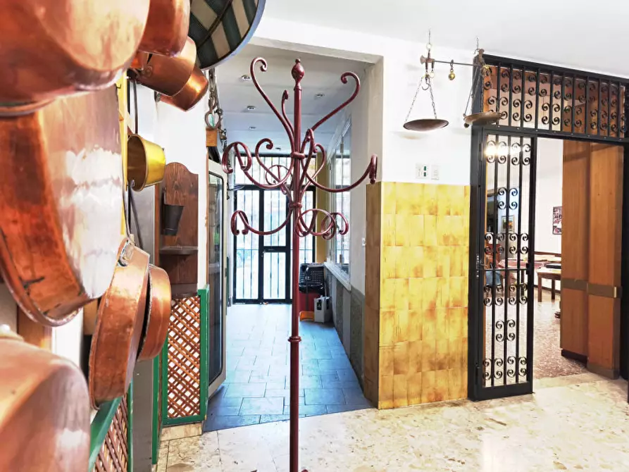 Immagine 17 di Attività commerciale in vendita  a Bologna