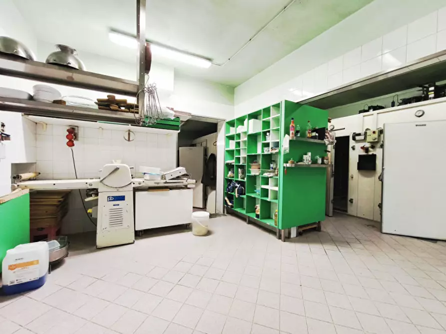 Immagine 20 di Attività commerciale in vendita  a Bologna