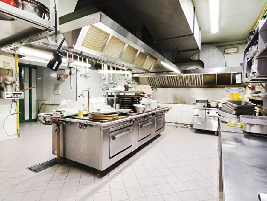 Immagine 21 di Attività commerciale in vendita  a Bologna