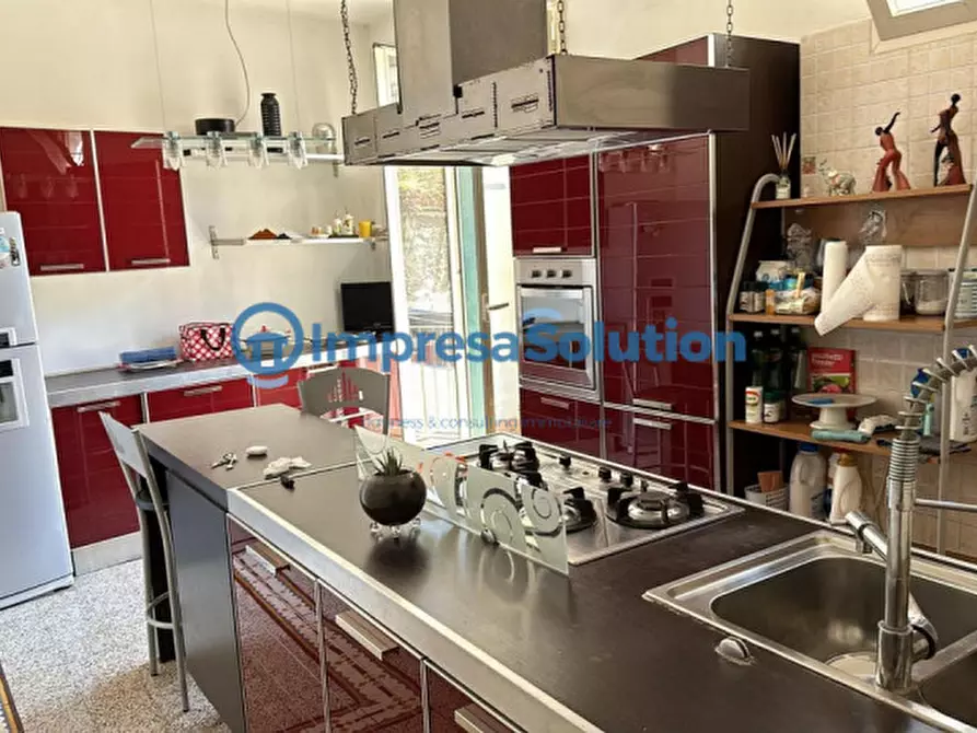 Immagine 3 di Camera in affitto  in Via Chiaia a Napoli