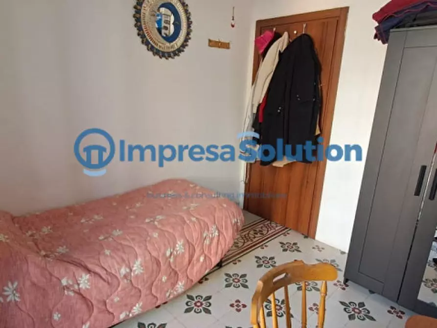 Immagine 7 di Camera in affitto  in Via Chiaia a Napoli