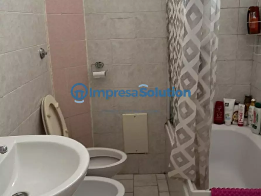 Immagine 10 di Camera in affitto  in Via Chiaia a Napoli