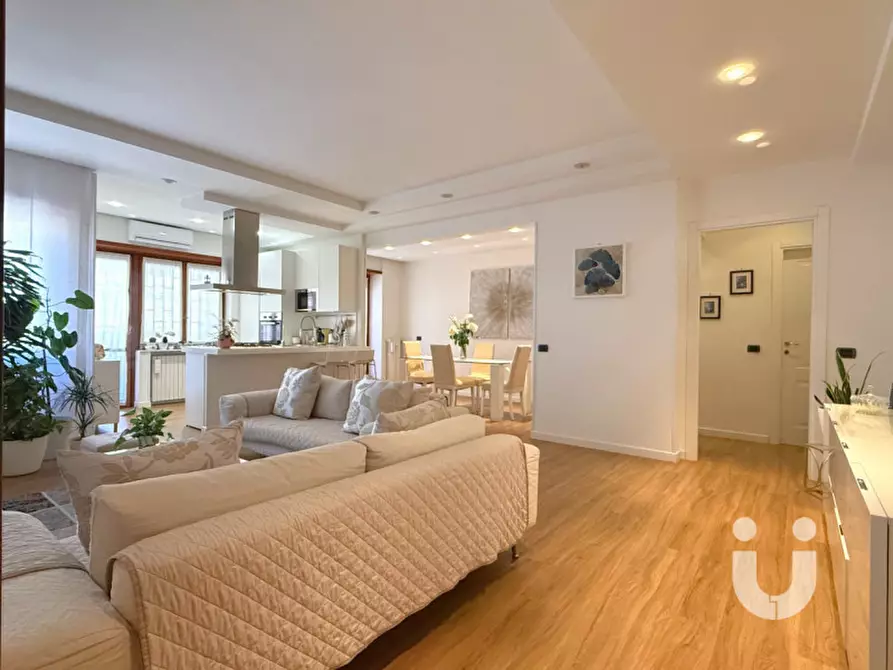 Immagine 2 di Appartamento in vendita  in Via Elio Vittorini a Roma