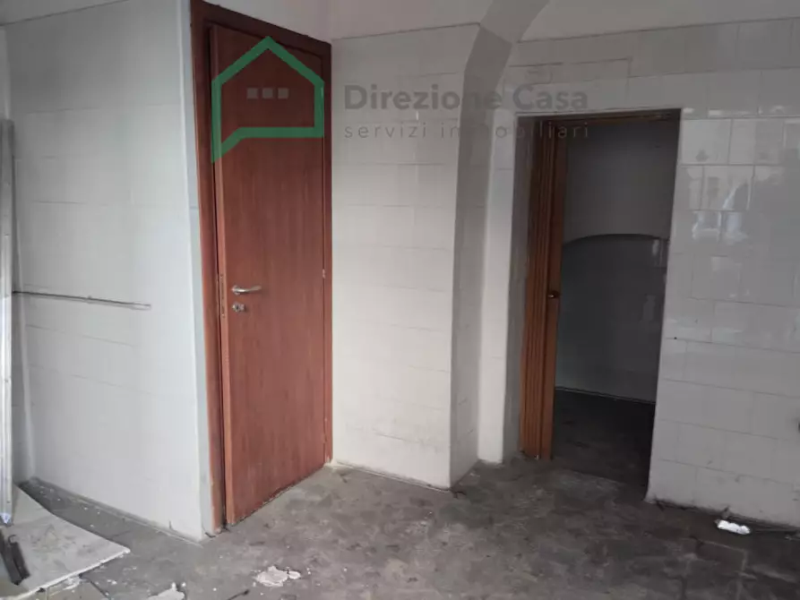 Immagine 5 di Negozio in vendita  in via cesare rosaroll 129 a Napoli