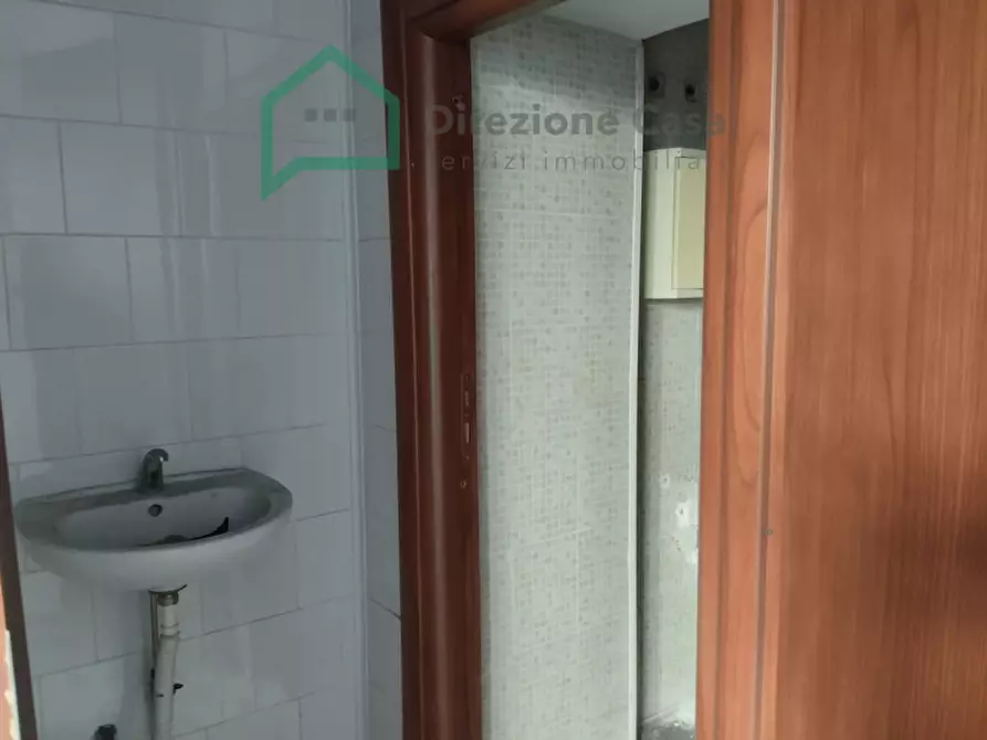 Immagine 10 di Negozio in vendita  in via cesare rosaroll 129 a Napoli