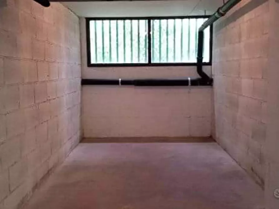 Immagine 1 di Garage in vendita  in Via Nino Taranto, 59 a Roma