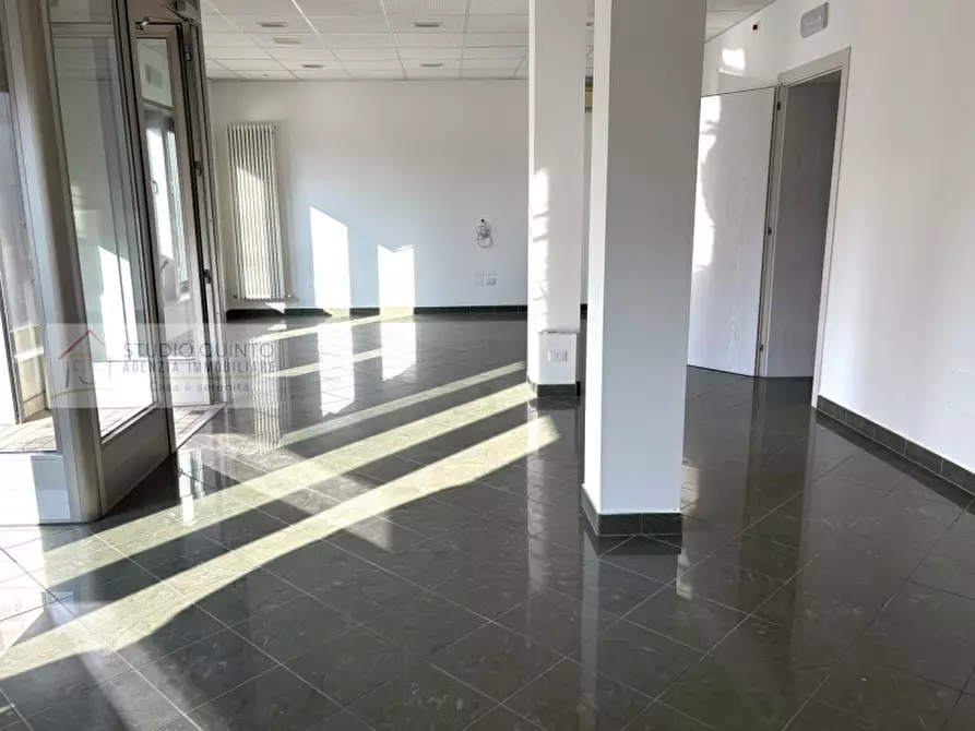 Immagine 4 di Ufficio in affitto  a Paese