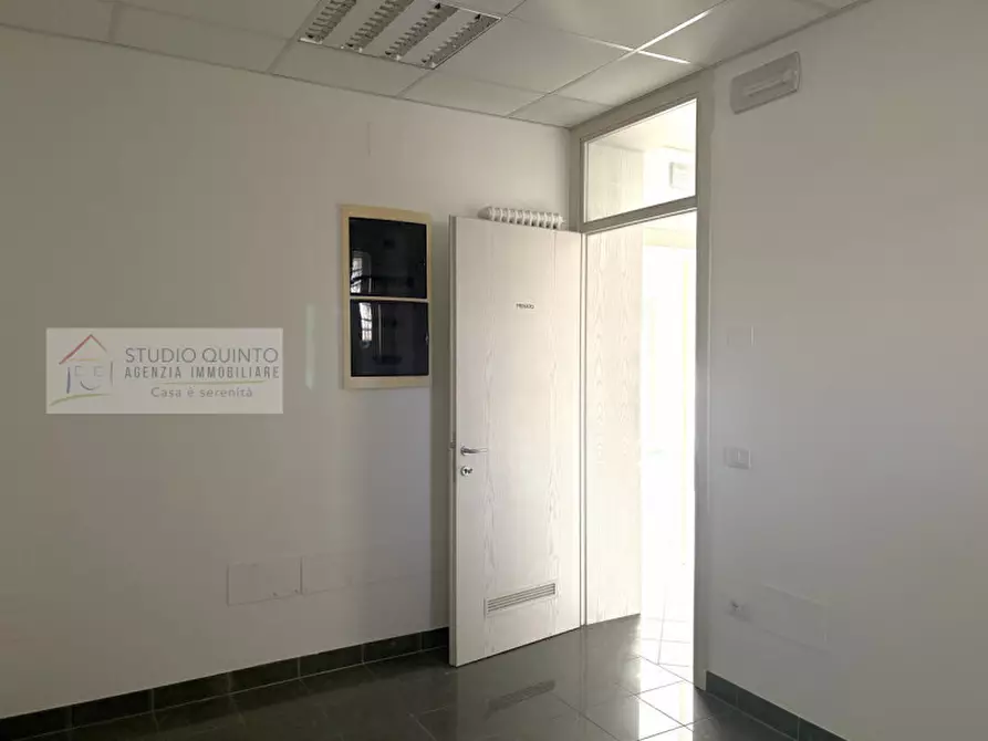 Immagine 5 di Ufficio in affitto  a Paese