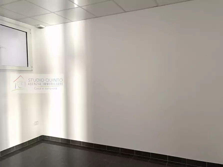 Immagine 6 di Ufficio in affitto  a Paese
