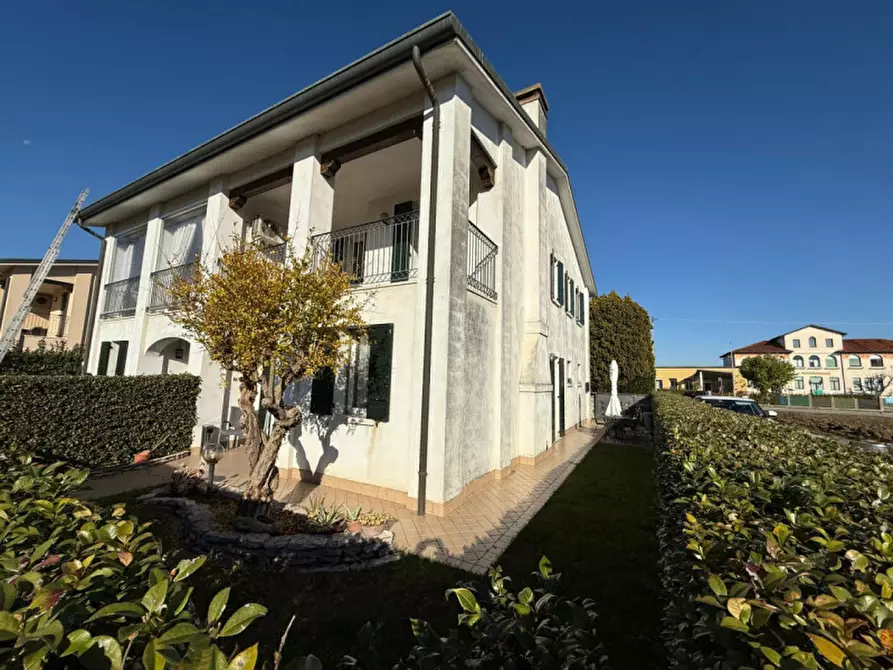 Immagine 1 di Casa bifamiliare in vendita  in Via Roma a Massanzago