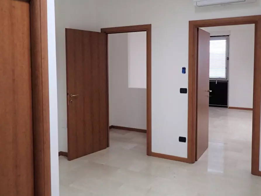 Immagine 7 di Ufficio in vendita  in P.ZZA E. ALESSANDRINI 25 a Pescara