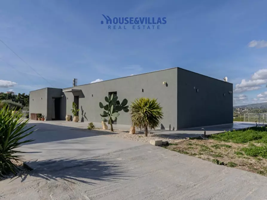 Immagine 1 di Villa in vendita  in cda niura a Noto