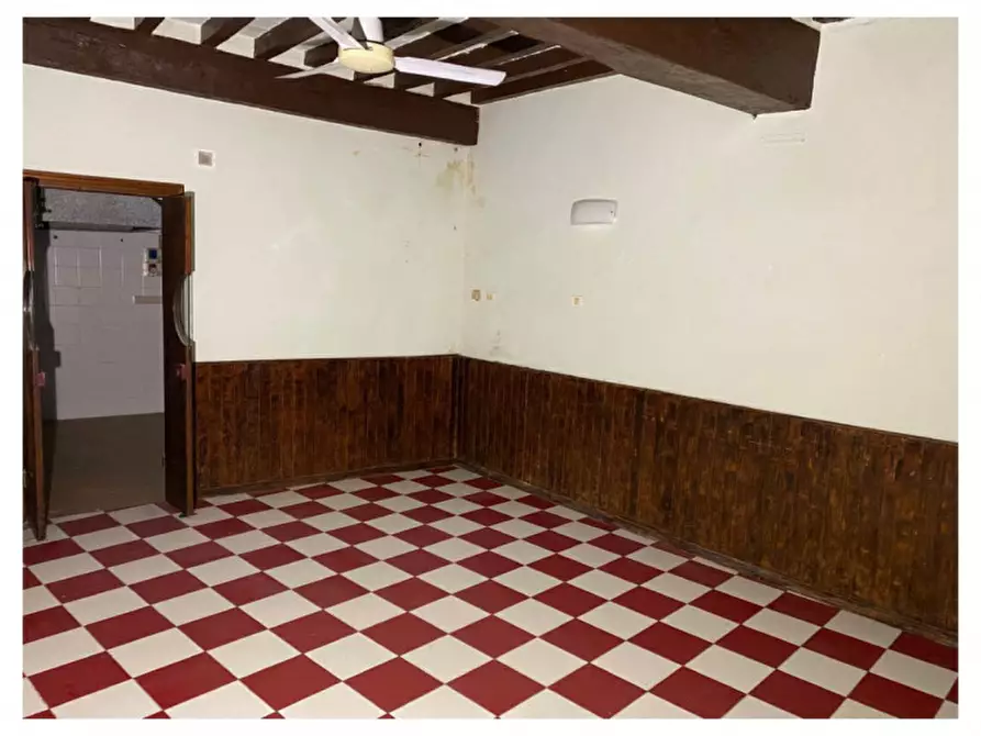 Immagine 1 di Negozio in vendita  in Str. Nino Bixio, 1 a Parma