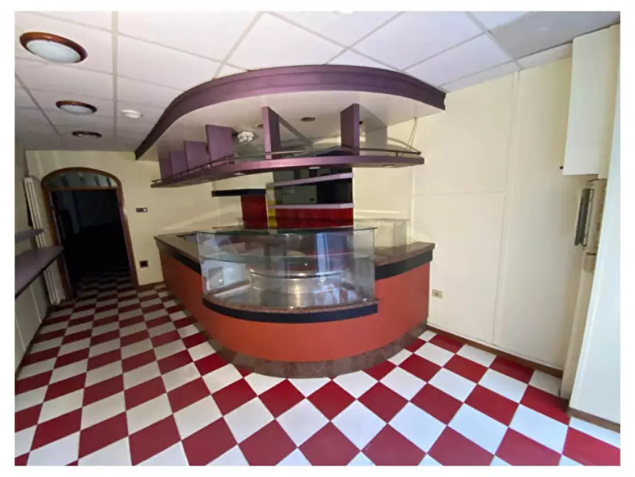 Immagine 2 di Negozio in vendita  in Str. Nino Bixio, 1 a Parma