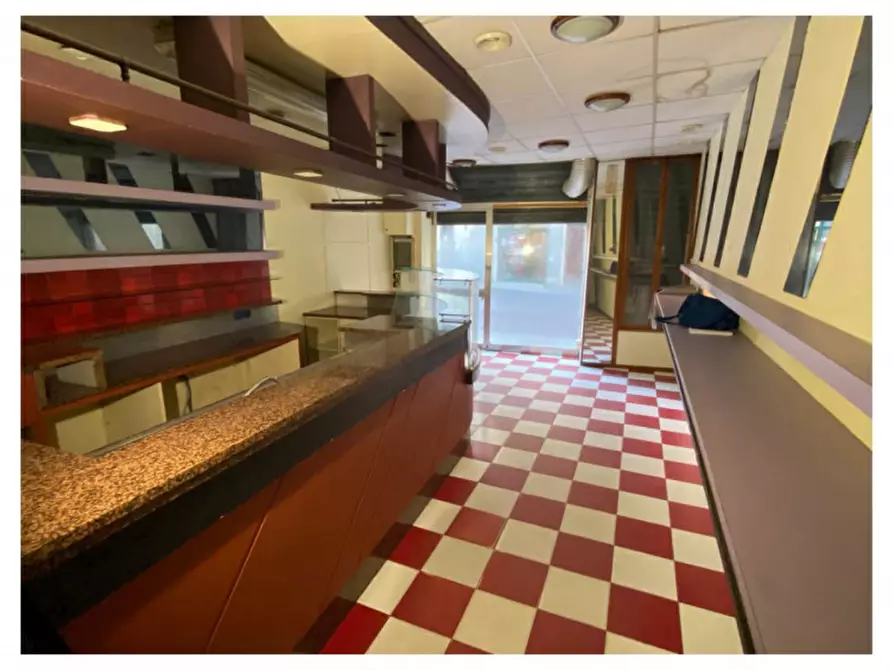 Immagine 3 di Negozio in vendita  in Str. Nino Bixio, 1 a Parma