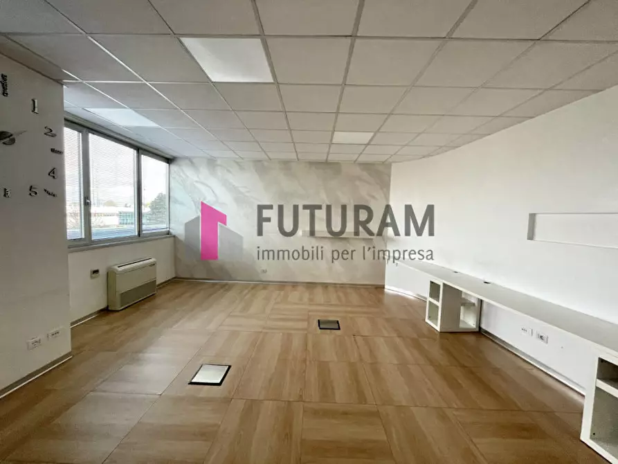 Immagine 9 di Ufficio in affitto  in via longhin 1 a Padova