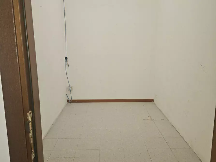 Immagine 4 di Negozio in affitto  in Via Camillo Benso Conte di Cavour a Este