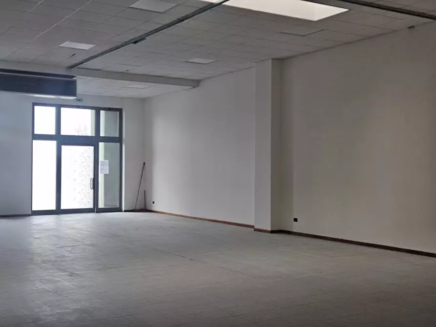Immagine 10 di Negozio in affitto  in Via Camillo Benso Conte di Cavour a Este