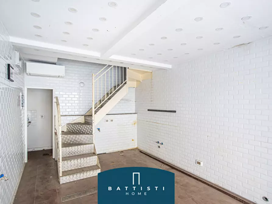 Immagine 8 di Negozio in affitto  in Piazza dei Quiriti a Roma