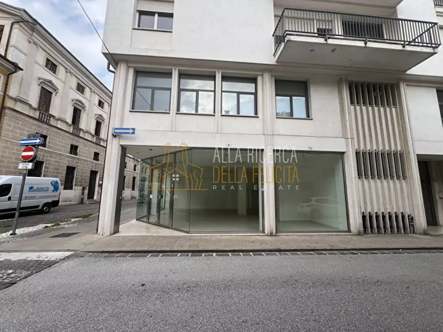 Immagine 2 di Negozio in vendita  in Via Fratelli Pasini a Schio