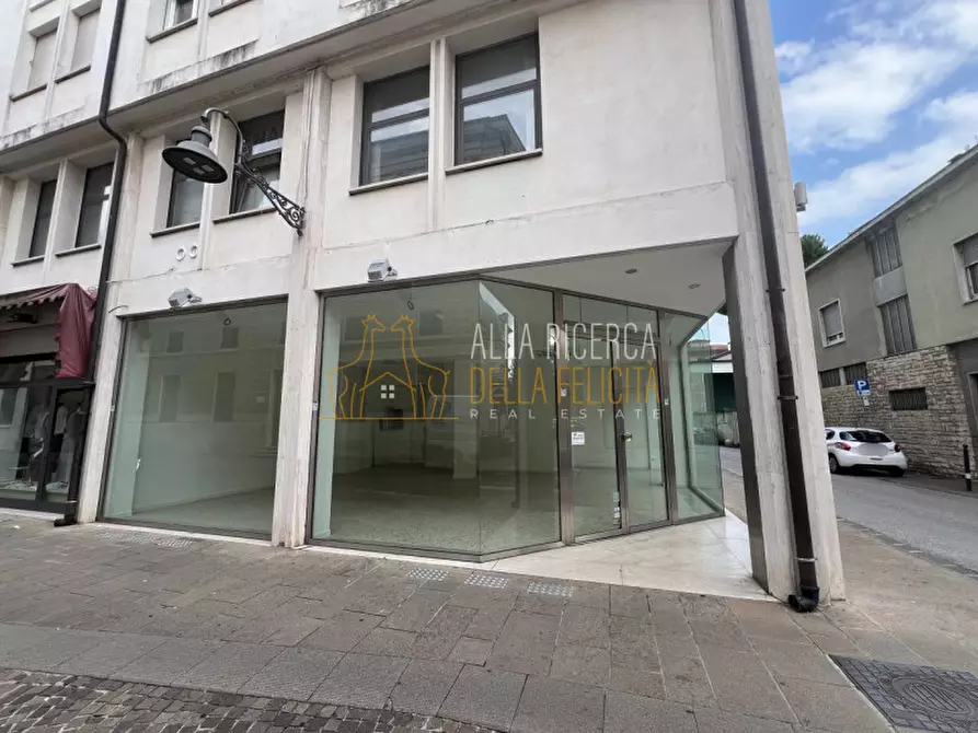 Immagine 4 di Negozio in vendita  in Via Fratelli Pasini a Schio